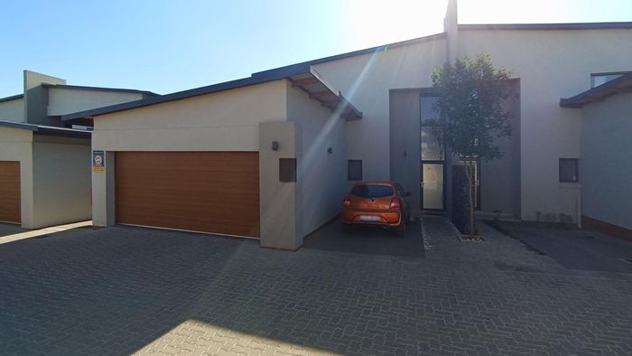 For Sale: Crowthorne AH House with 3 beds, 3 baths, double garage, clubhouse access.