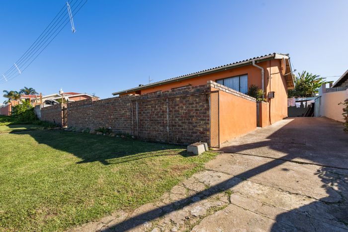 For Sale: House in New Horizons with 3 bedrooms, flatlet, and N2 visibility.