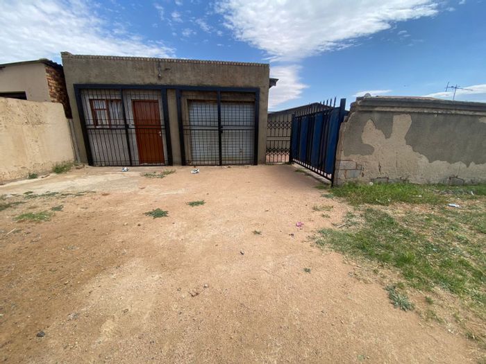 For Sale: House in 700 Scheme, 2 bedrooms plus 4 rental back rooms.