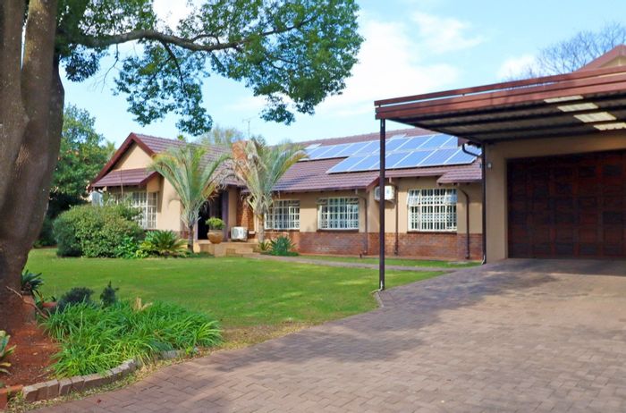 Eldoraigne House For Sale: 6 beds, pool, flatlet, solar power, spacious living.