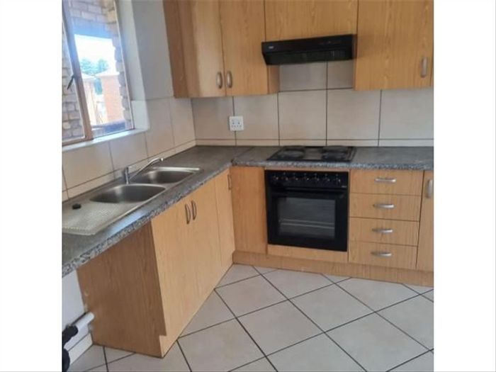 Krugersrus Townhouse For Sale: 1-bedroom, open-plan living, secure parking, low maintenance.