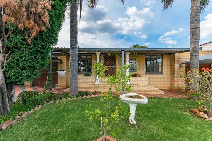 For Sale: House in Laudium with 3 bedrooms, guest suite, and spacious patio.