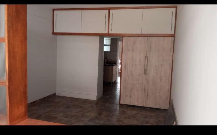 Sunnyside Apartment For Sale: 1.5 bedrooms, secure area, ideal for investors.