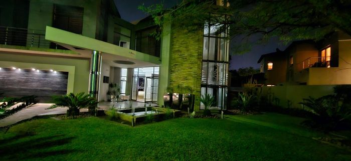 For Sale: House in Bendor with 4 bedrooms, pool, inverter, and staff quarters.