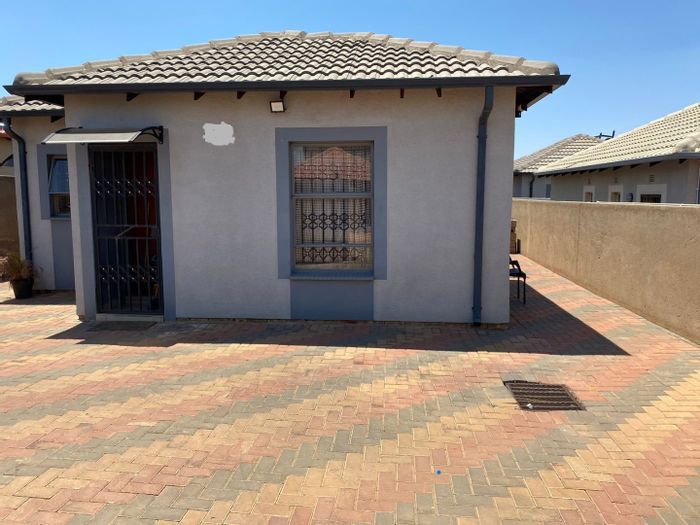 House For Sale in Clayville Industria: 3 bedrooms, secure yard, near amenities.