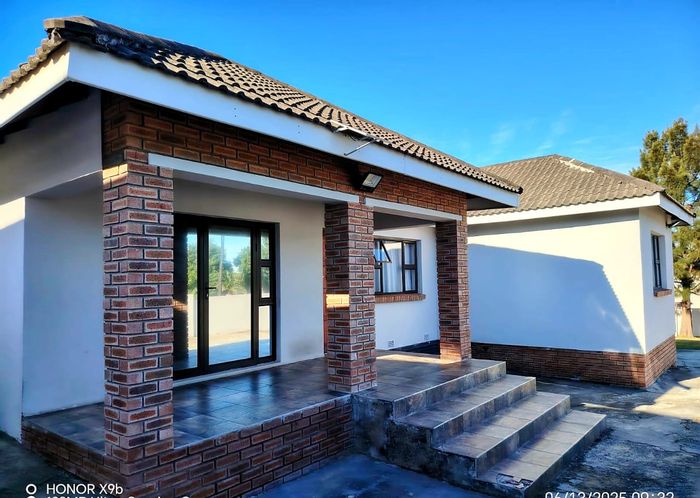 Amalinda House For Sale: 5 bedrooms, pool, versatile rooms, double garage, spacious plot.