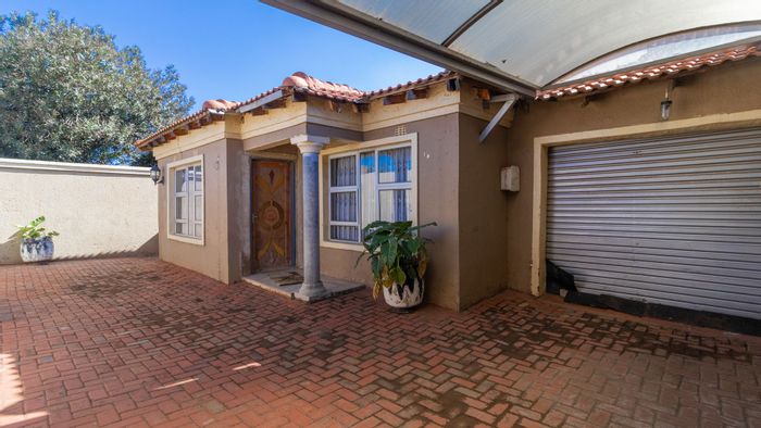 Jabulani House For Sale: 1-bedroom, cottages for rental income, spacious stand.