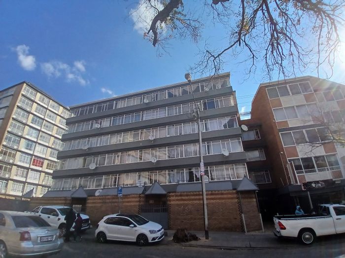 1.5-Bedroom Apartment For Sale in Trevenna: Spacious, low levies, ideal for rentals.