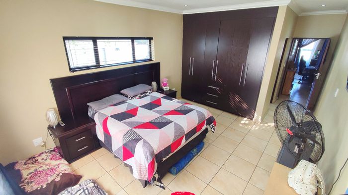 For Sale: House in Amberfield with 3 bedrooms, solar power, and communal parks.