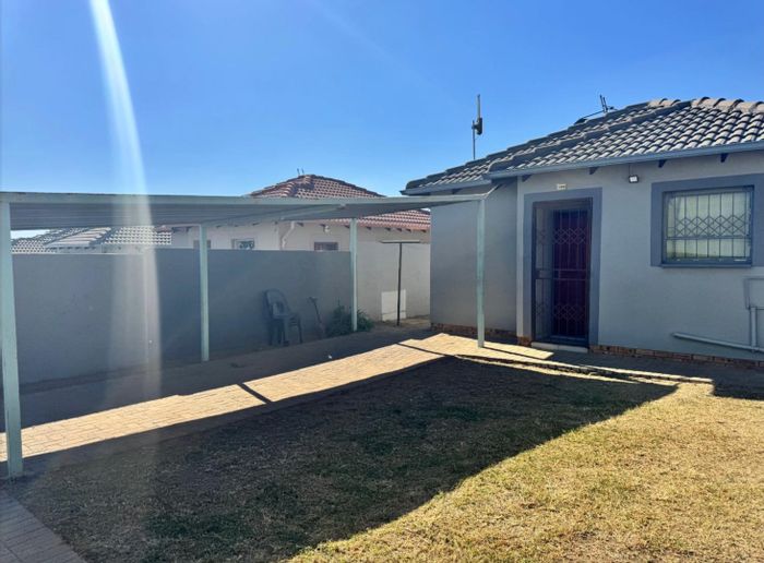For Sale: House in Riverside View with outdoor braai, private garden, double carport.