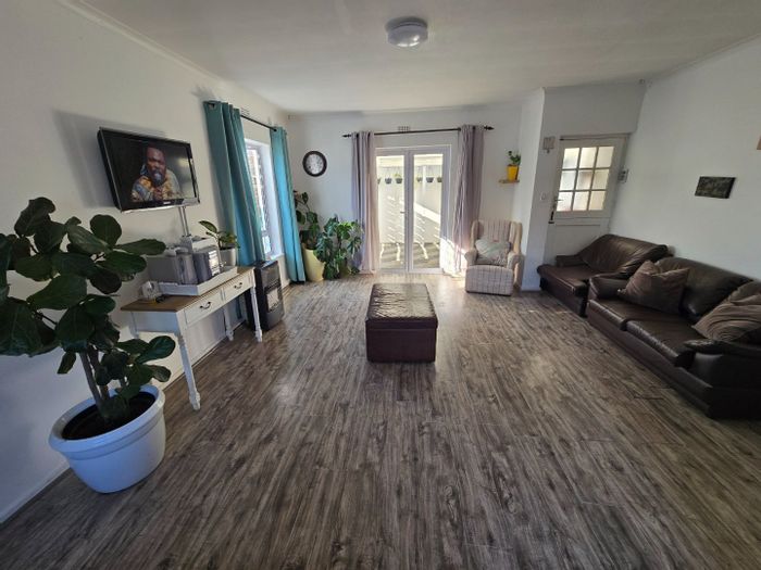 For Sale: House in Kenwyn with 3 bedrooms, parking, and built-in braai.