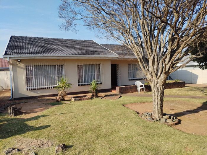 Spacious Selcourt house for sale with large stand, lapa, and double garage.