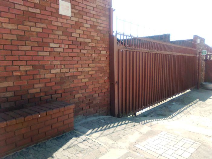 Industrial property in Mqantsa, 350 sqm, ideal for diverse business ventures. To Rent.