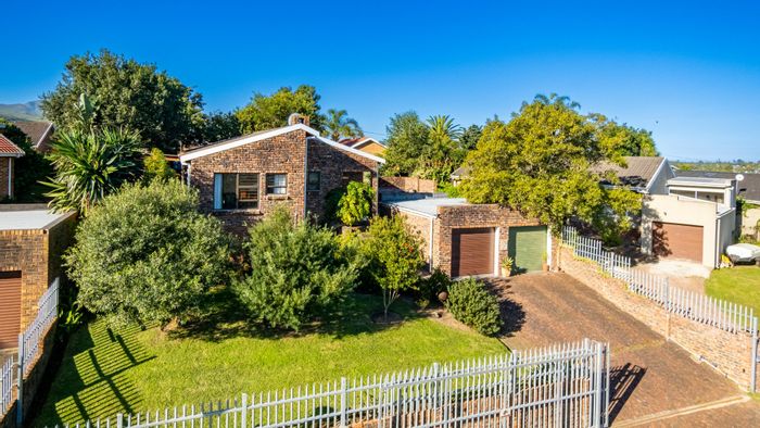 For Sale: House in Denneoord with 3 bedrooms, garden, and double garage.