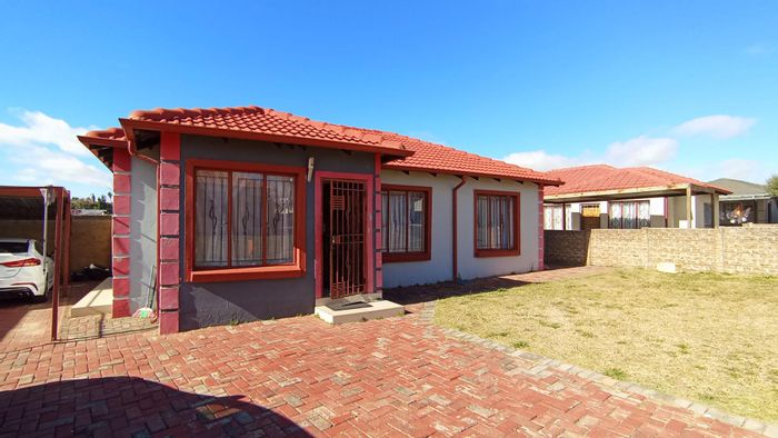 Noordwyk House For Sale: 3 beds, 2 baths, secure complex, easy highway access.