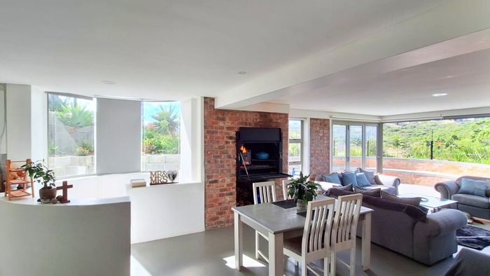Island View Apartment For Sale: 2 beds, outdoor area, double garage, pet-friendly.