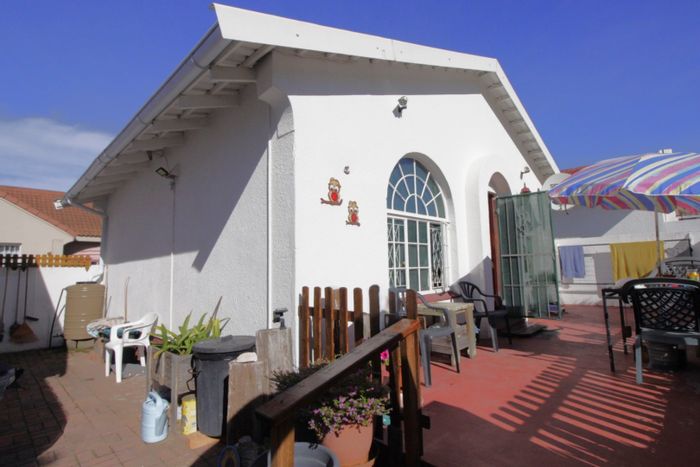 Aston Bay Townhouse For Sale: 2 Bedrooms, garage, near beach and lagoon.