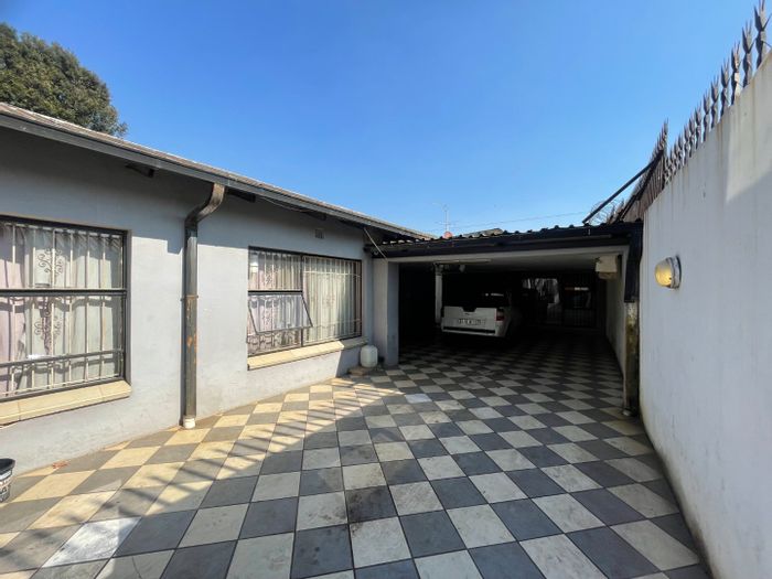 House for Sale in Westdene: 3 Bedrooms, Pool, Cottage, Staff Quarters, Secure Parking.