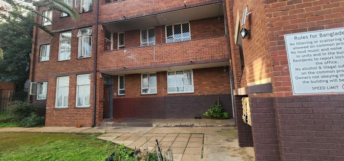 Laudium Apartment To Rent: 2.5 bedrooms, secure complex, close to amenities.