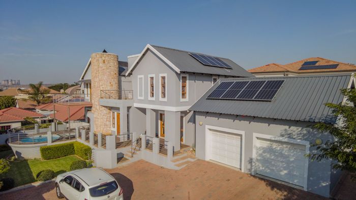 For Sale: House in Greenstone Hill with pool, 4 bedrooms, and secure estate living.