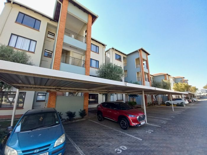 Top-floor apartment in Greenstone Hill for sale with pool, gym, and security.