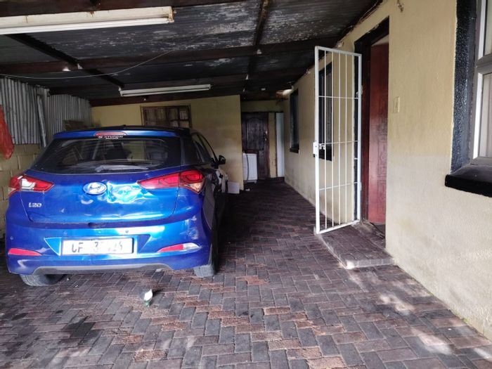 Spacious Devon Park house for sale: 3 beds, garage, flatlet, yard space.