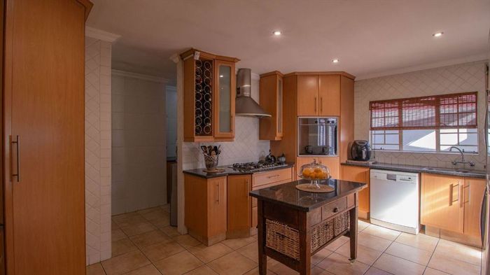 Witkoppie Ridge House For Sale: 4 beds, pool, study, ample parking.