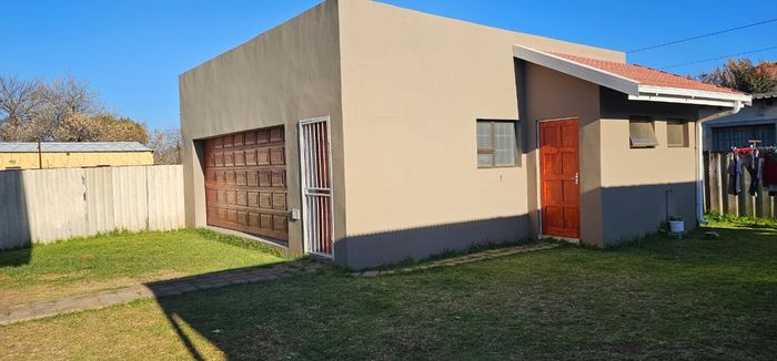 For Sale: House in Brandwag with 4 bedrooms, flatlet, and entertainment area.