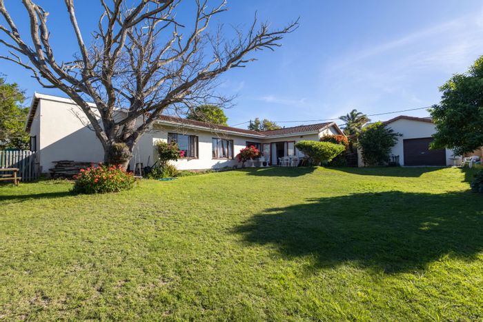 Upper Robberg House For Sale: 3 bedrooms, flatlet, double garage, expansion potential.