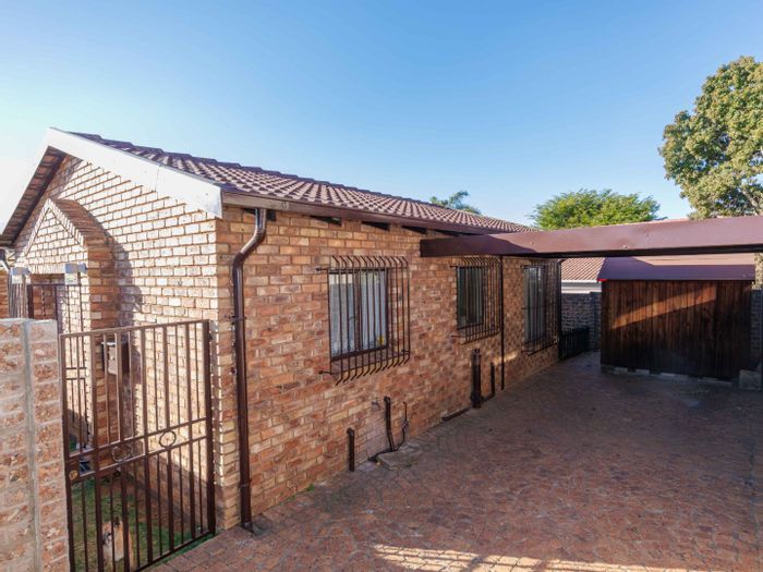 Eden Glen Townhouse For Sale: 2 beds, tenant in place, garden, carport.