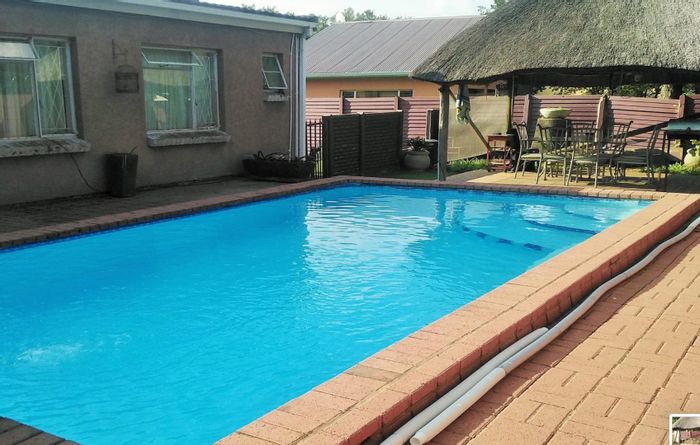 Meyerville House For Sale: 3 Beds, Pool, Lapa, Double Garage on 1,205m2 Erf.