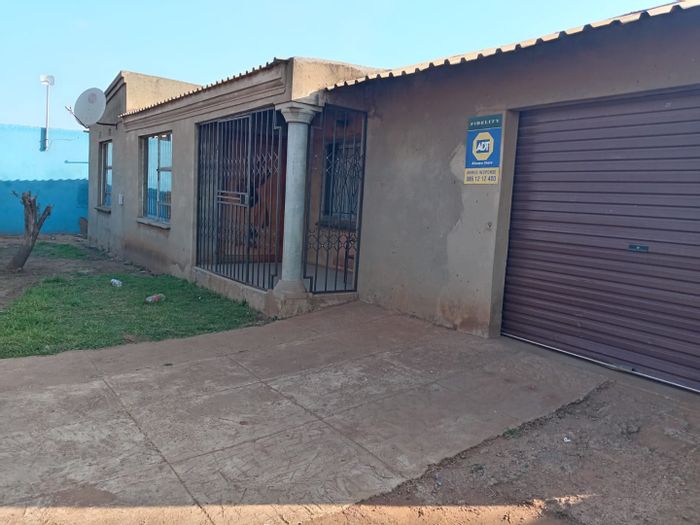 For Sale: Villa Liza House with rental potential, shop, and spacious yard.