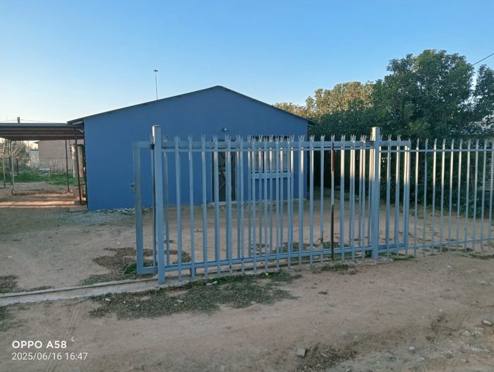 For Sale: Bloemside 4 House with 2 bedrooms, open plan kitchen, secure parking.