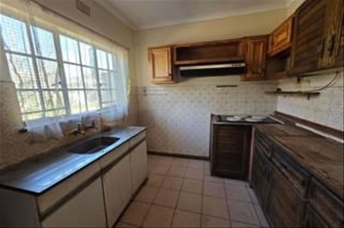 Talbotpark House For Sale: 3 beds, pool, double garage, spacious living areas.