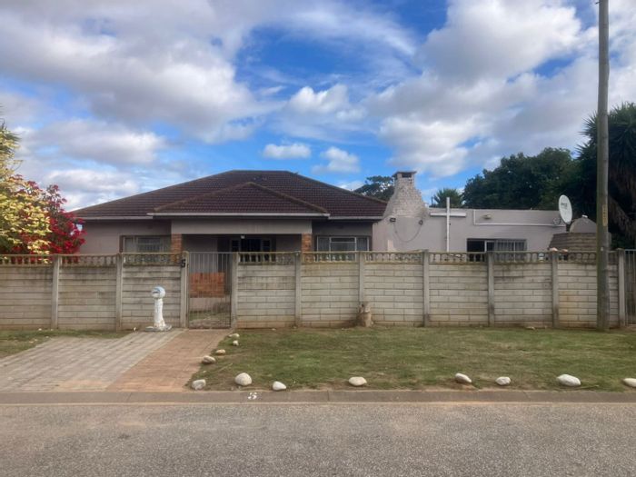 For Sale: House in Retief with 3 bedrooms, flats, and outdoor braai area.