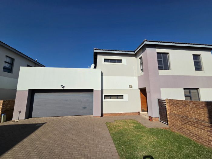 For Sale: House in Thatchfield Ridge with 3 beds, garden, and 24-hour security.