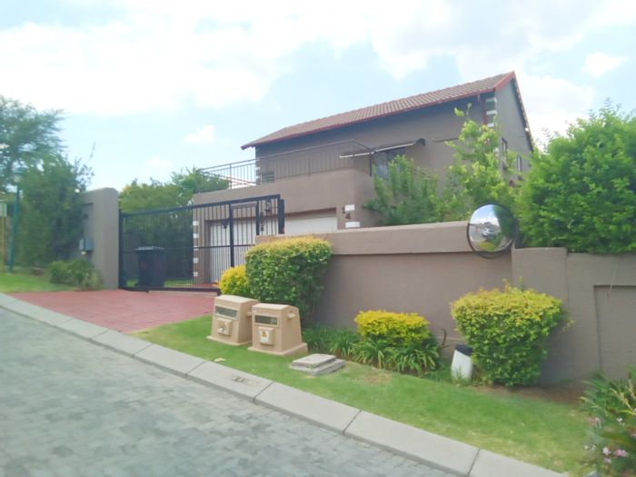 Spacious 5-bedroom house in Halfway House with pool and guest suite for sale.