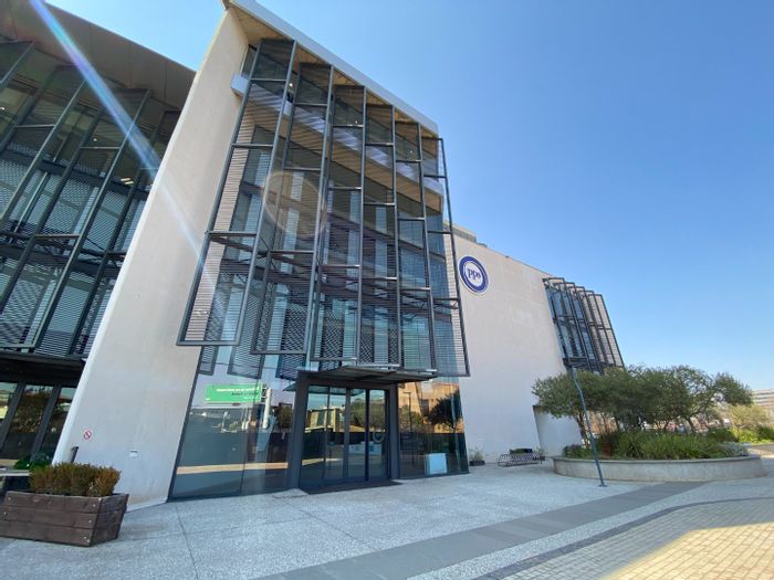 To Rent: Commercial Office in Centurion Central with 24h security and parking.