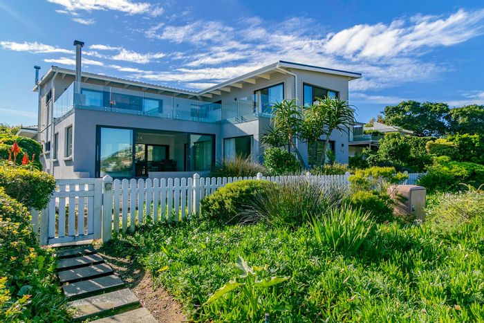 Lagoon-facing house on Leisure Isle with dual-purpose space and premium finishes for sale.