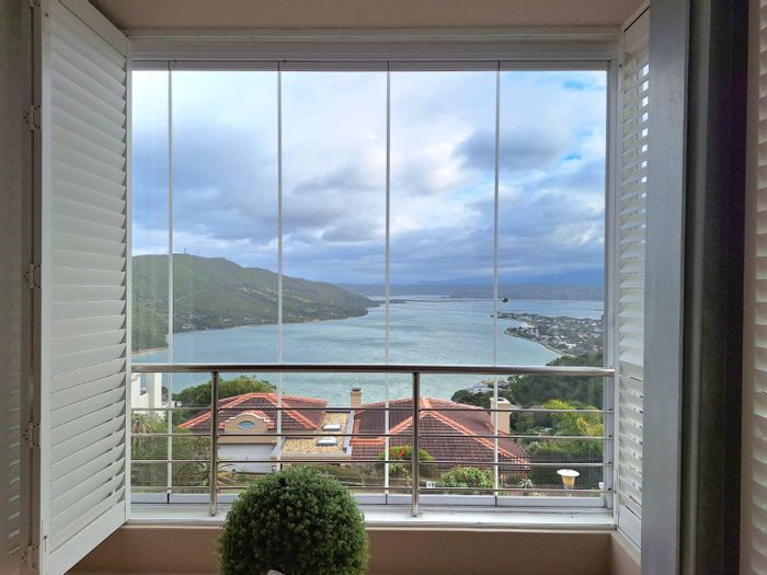 House For Sale in The Heads: 4 beds, lagoon views, open-plan living, security.