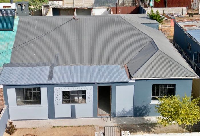 De Mist House For Sale: 3 bedrooms, double garage, spacious lounge, and dining area.