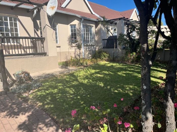 Eden Glen Townhouse For Sale: Ground floor, garden, pools, clubhouse, tennis court.