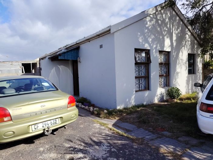 3 Bedroom house for sale in Park Village with spacious yard and secured parking.