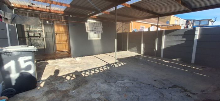 For Sale: House in Tafelsig with 3 bedrooms, open plan living, and parking.
