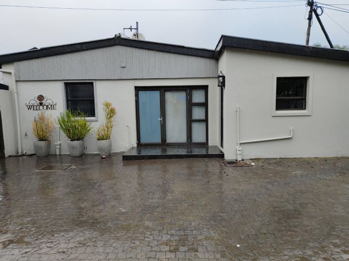 Groenvlei Apartment To Rent: Two en-suite bedrooms, open plan kitchen, parking available.