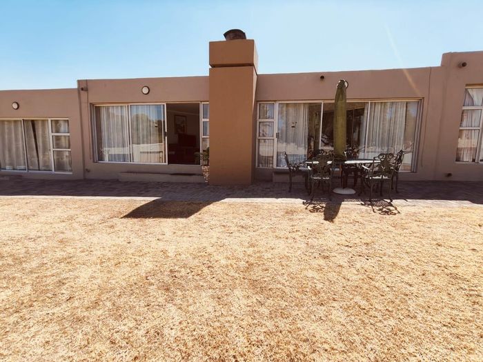 House for Sale in Vaal Marina Central: 2 beds, pool, boat locker, pet-friendly complex.