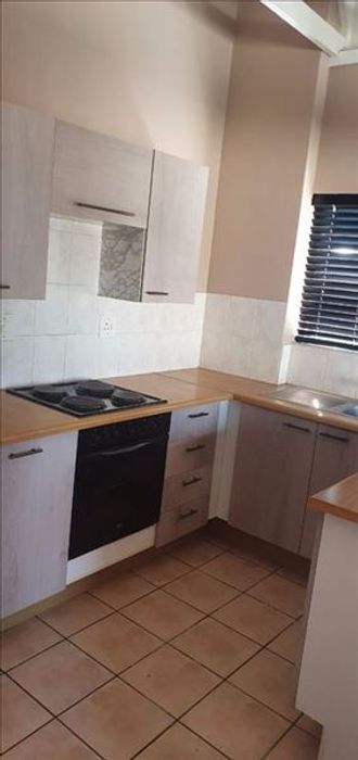 Glen Marais Townhouse For Sale: 2 Bedrooms, pool, carport, low-maintenance living.