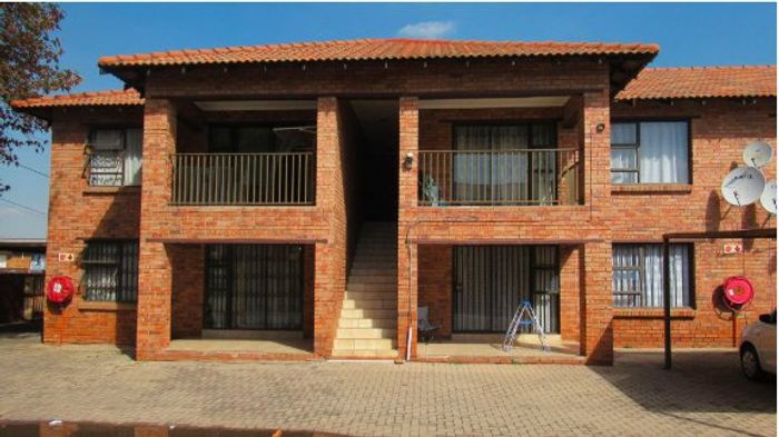For Sale: 2-bedroom apartment in Florida Lake with secure carport and spacious living area.