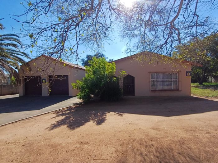 For Sale: Spacious 3-bedroom house in Roosheuwel Ext 2 with large yard.