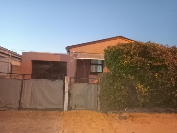 Voorbrug House For Sale: 2 Bedrooms, ample parking, flexible layout, low-maintenance yard.